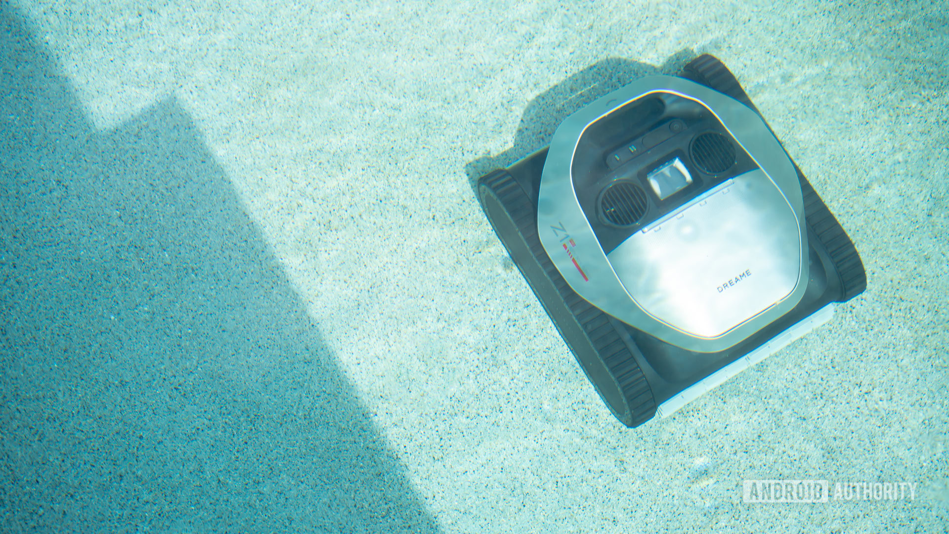 Dreame Z1 Pro cleaning pool 3