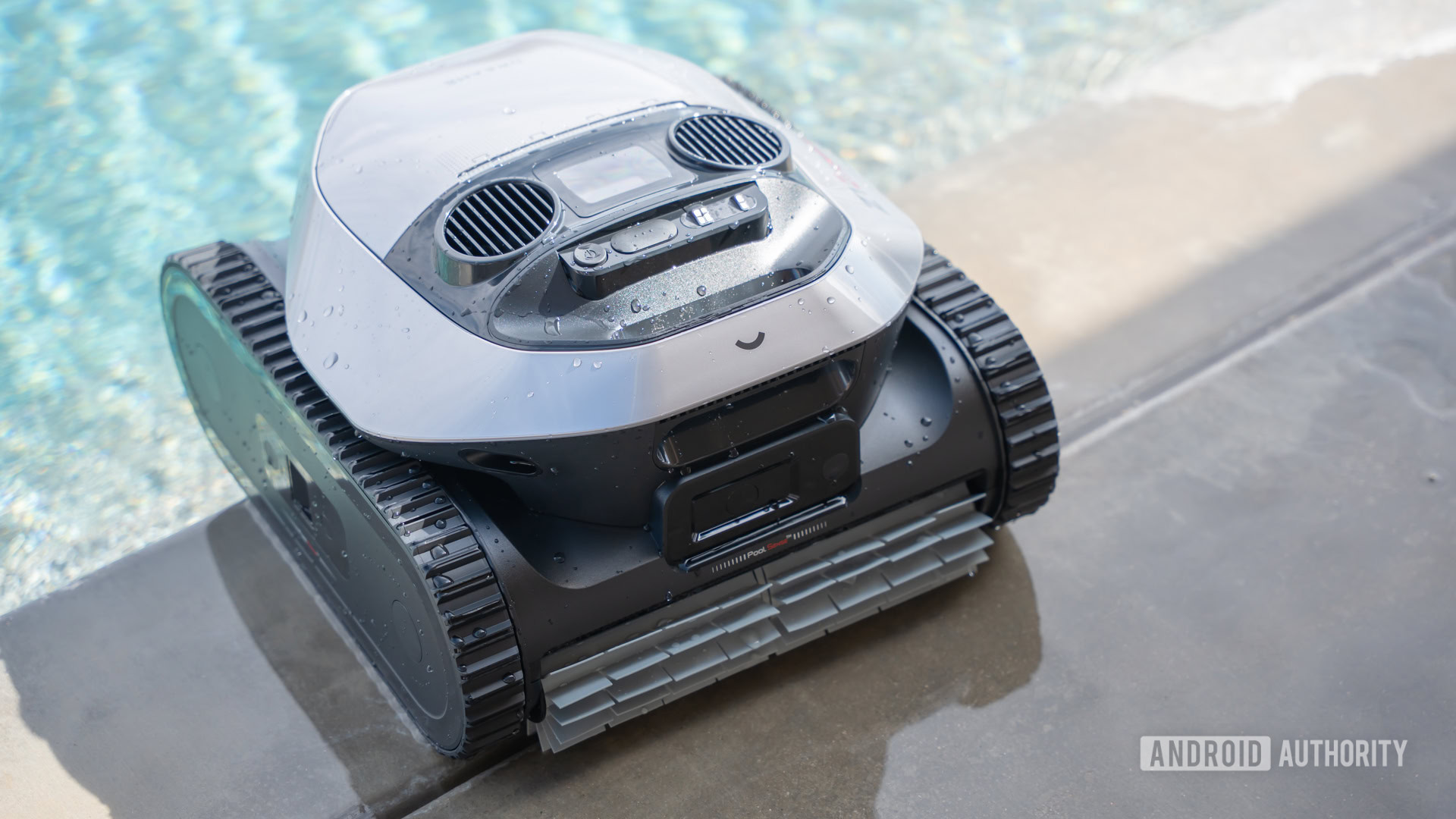Dreame Z1 Pro robot next to pool wet 1
