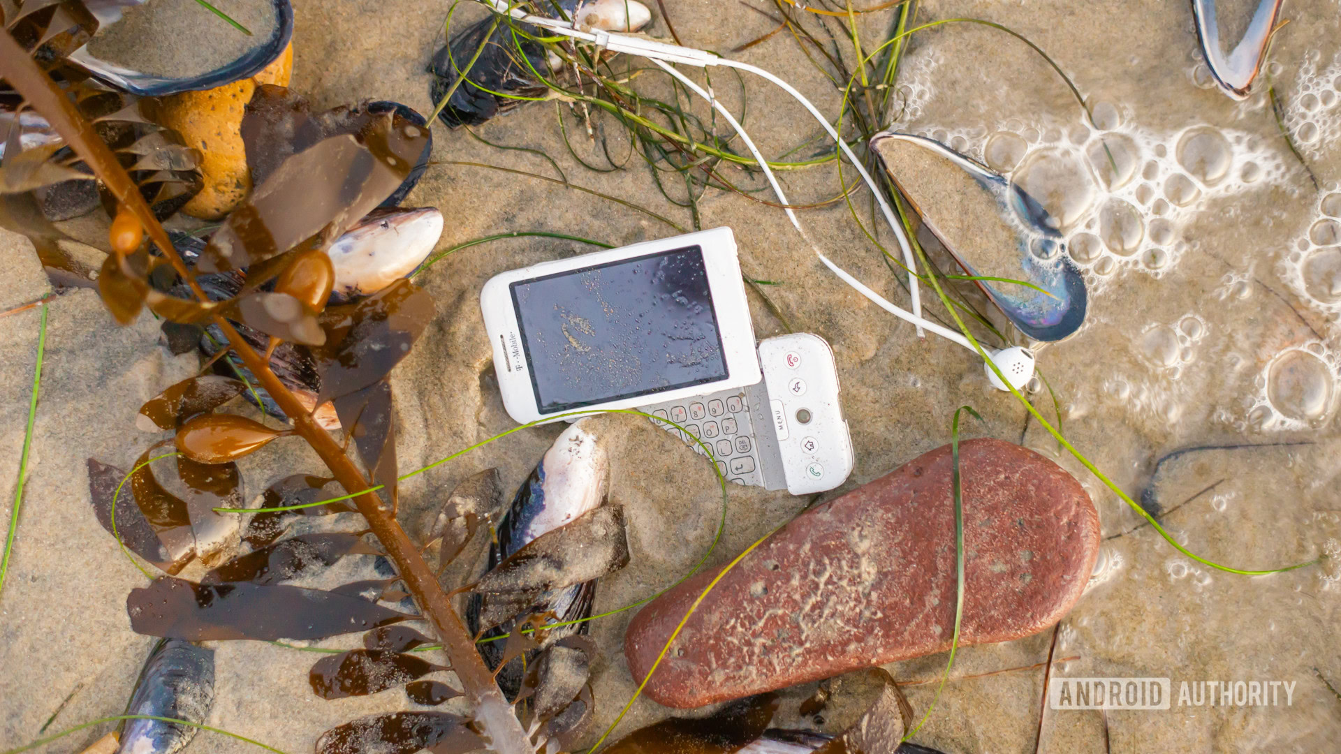 E Waste smartphone on beach1 E Waste smartphone on beach1