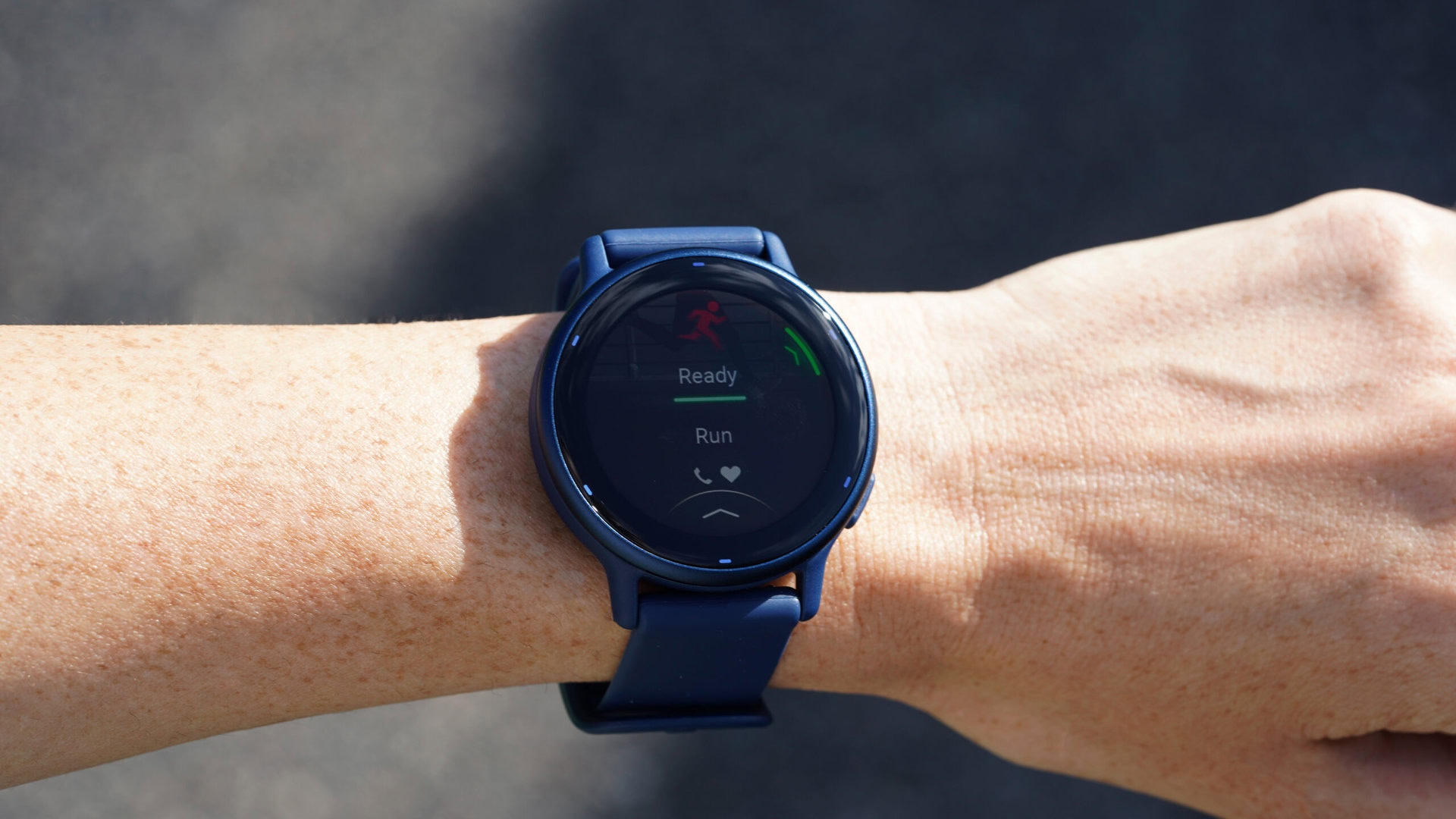Garmin Vivoactive 5 Run A Garmin Vivoactive 5 user starts a run on their device.