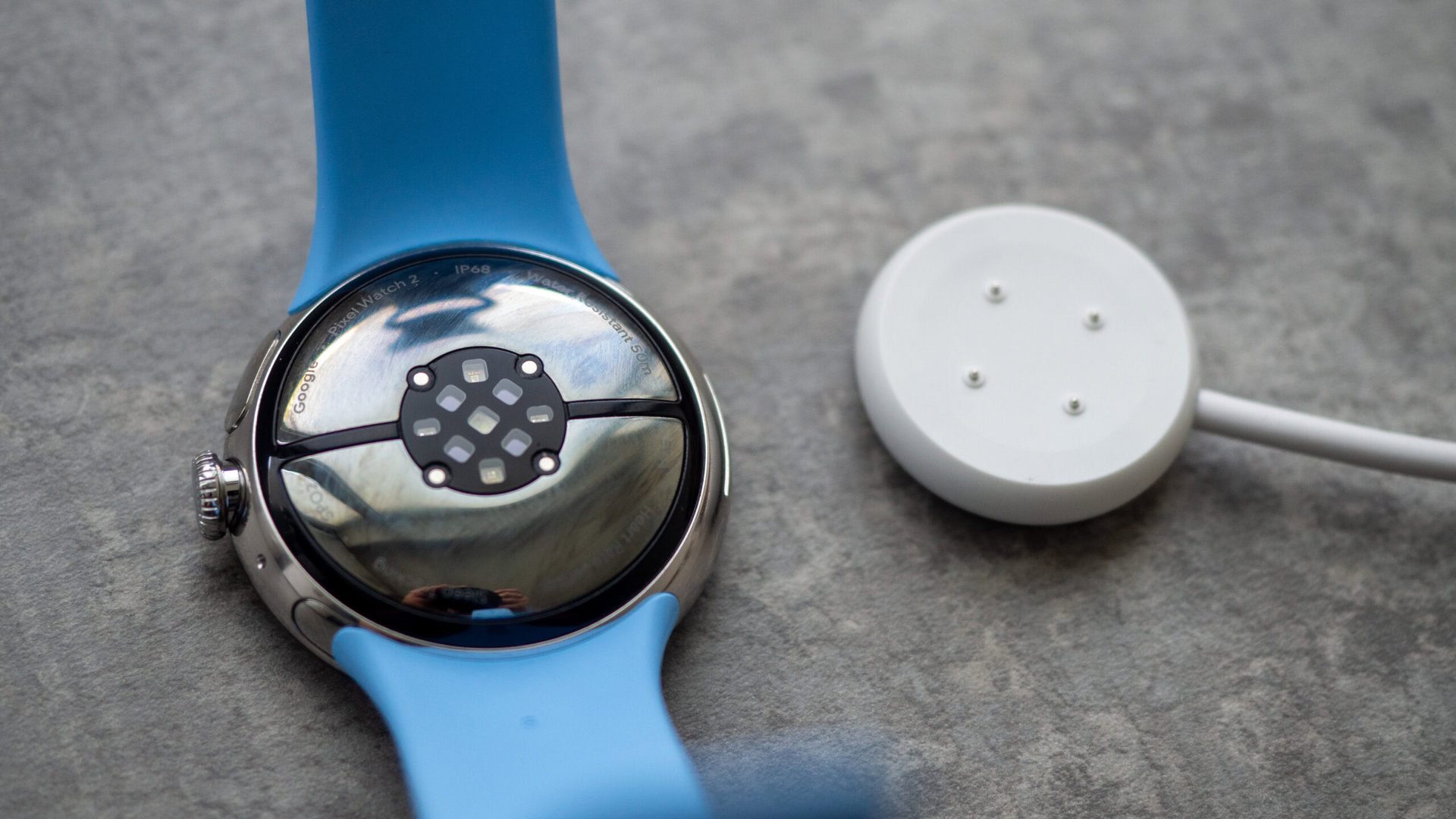 google pixel watch 2 bay blue silver back sensors charging puck google pixel watch 2 bay blue silver back sensors charging puck