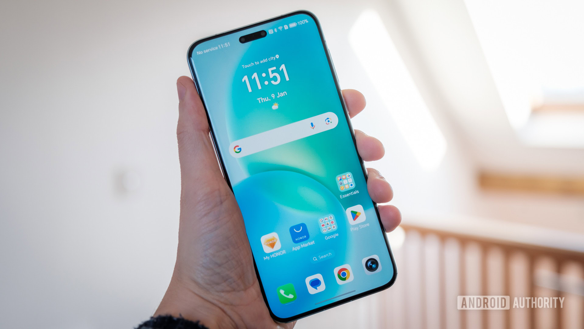 HONOR Magic 7 Pro in hand HONOR Magic 7 Pro in hand