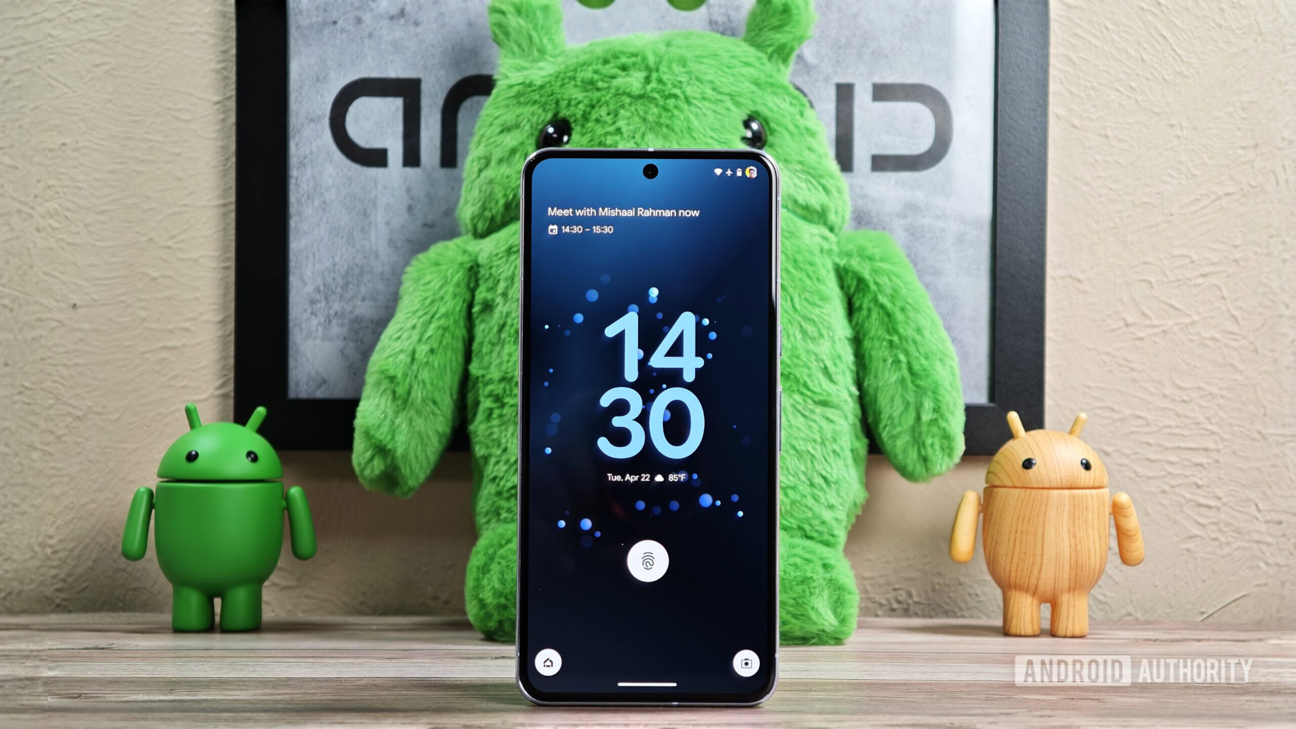 New lock screen layout on Pixel phones hero image New lock screen layout on Pixel phones hero image