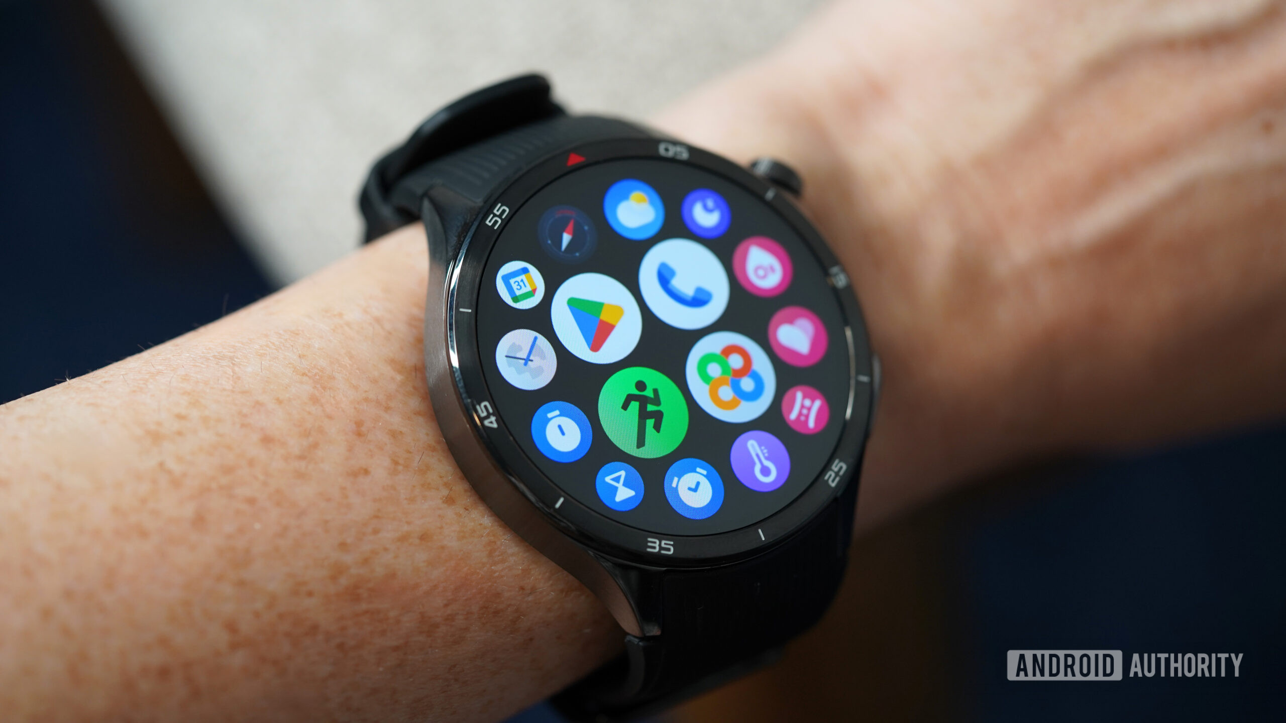 OnePlus Watch 3 Apps A user accesses the app library on their OnePlus Watch 3 Apps