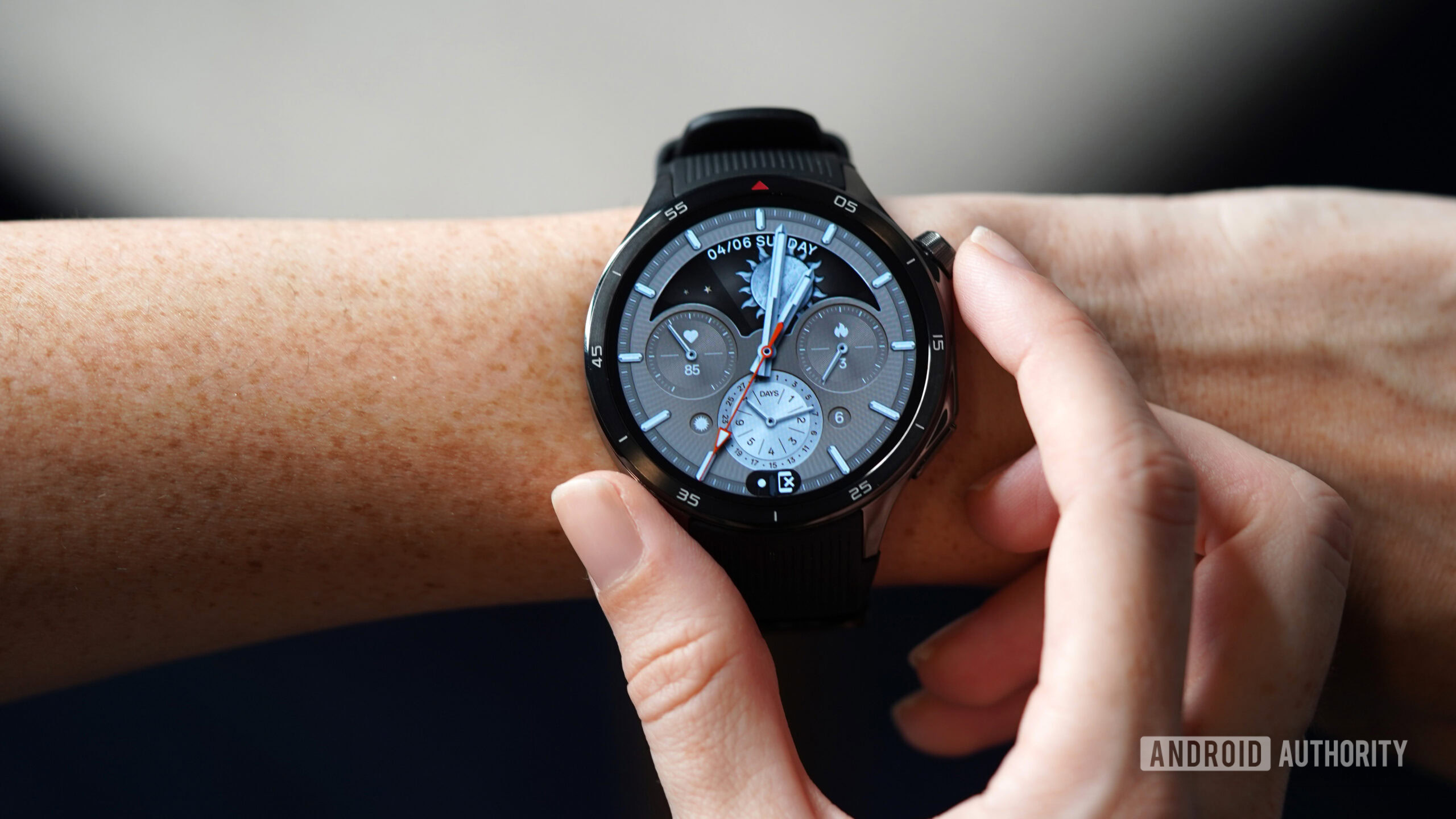 OnePlus Watch 3 Watch Face A OnePlus Watch 3 displays a classy watch face.