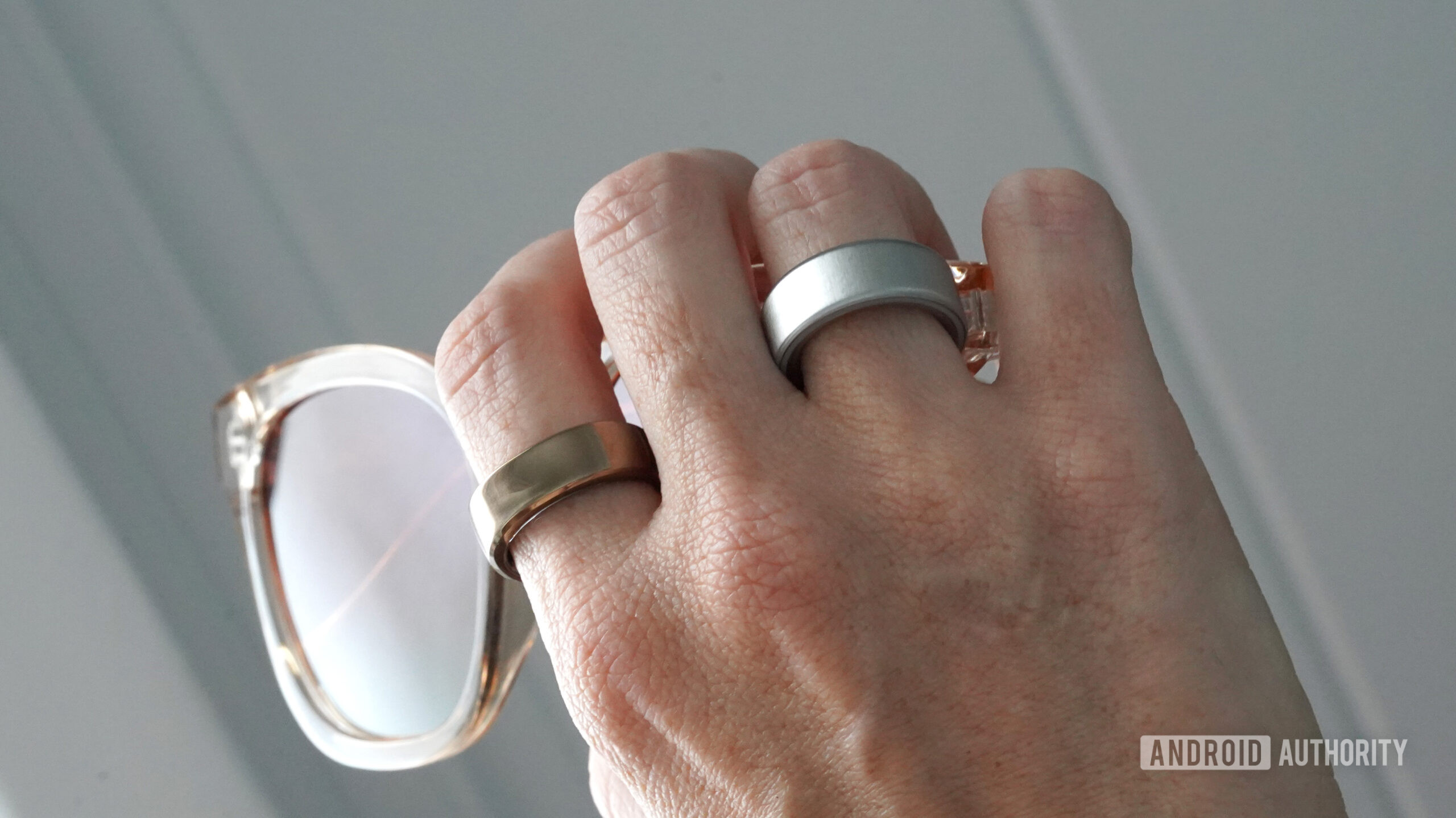 RingConn Gen 2 Air Oura Ring 4 hand A user wears both RingConn Gen 2 Air and an Oura Ring 4 on the same hand.