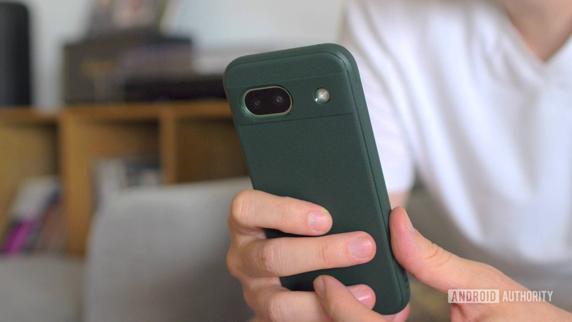 Ringke Onyx Google Pixel 8a in hand Ringke Onyx Google Pixel 8a in hand