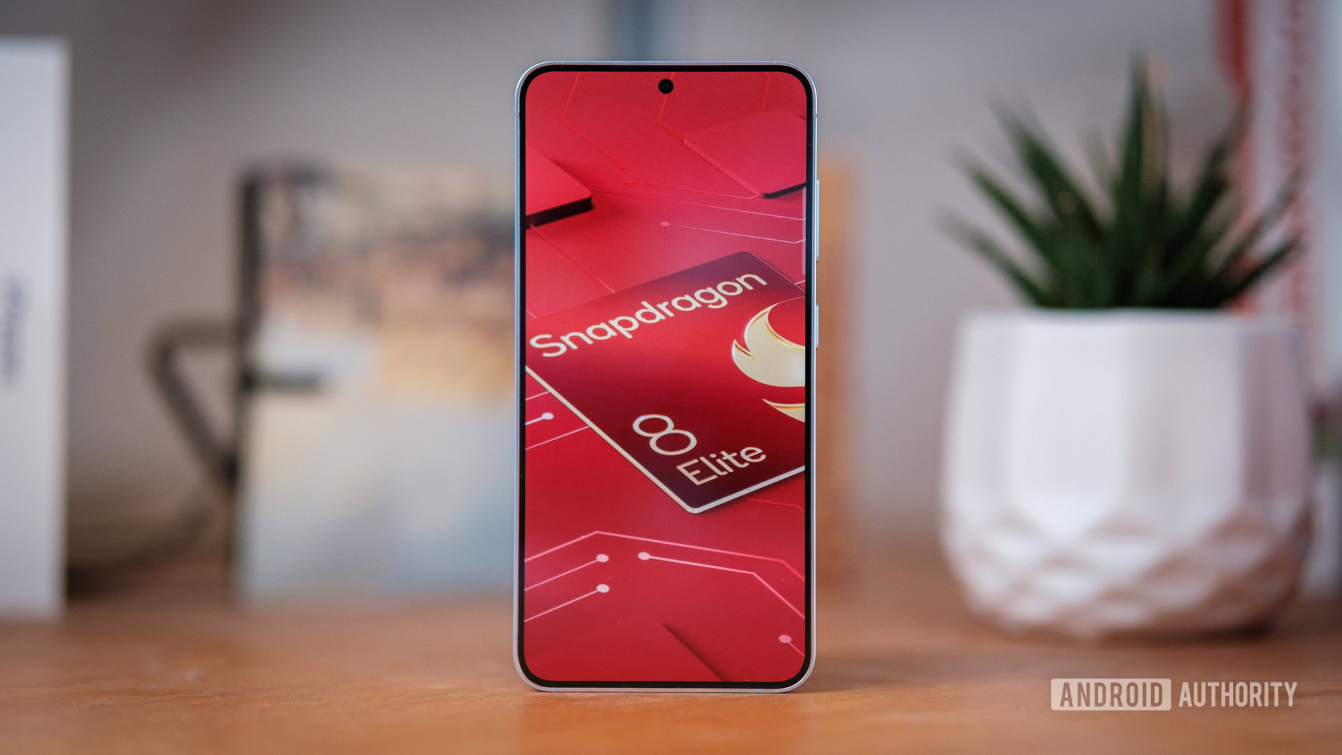 Snapdragon 8 Elite logo on phone Snapdragon 8 Elite logo on phone