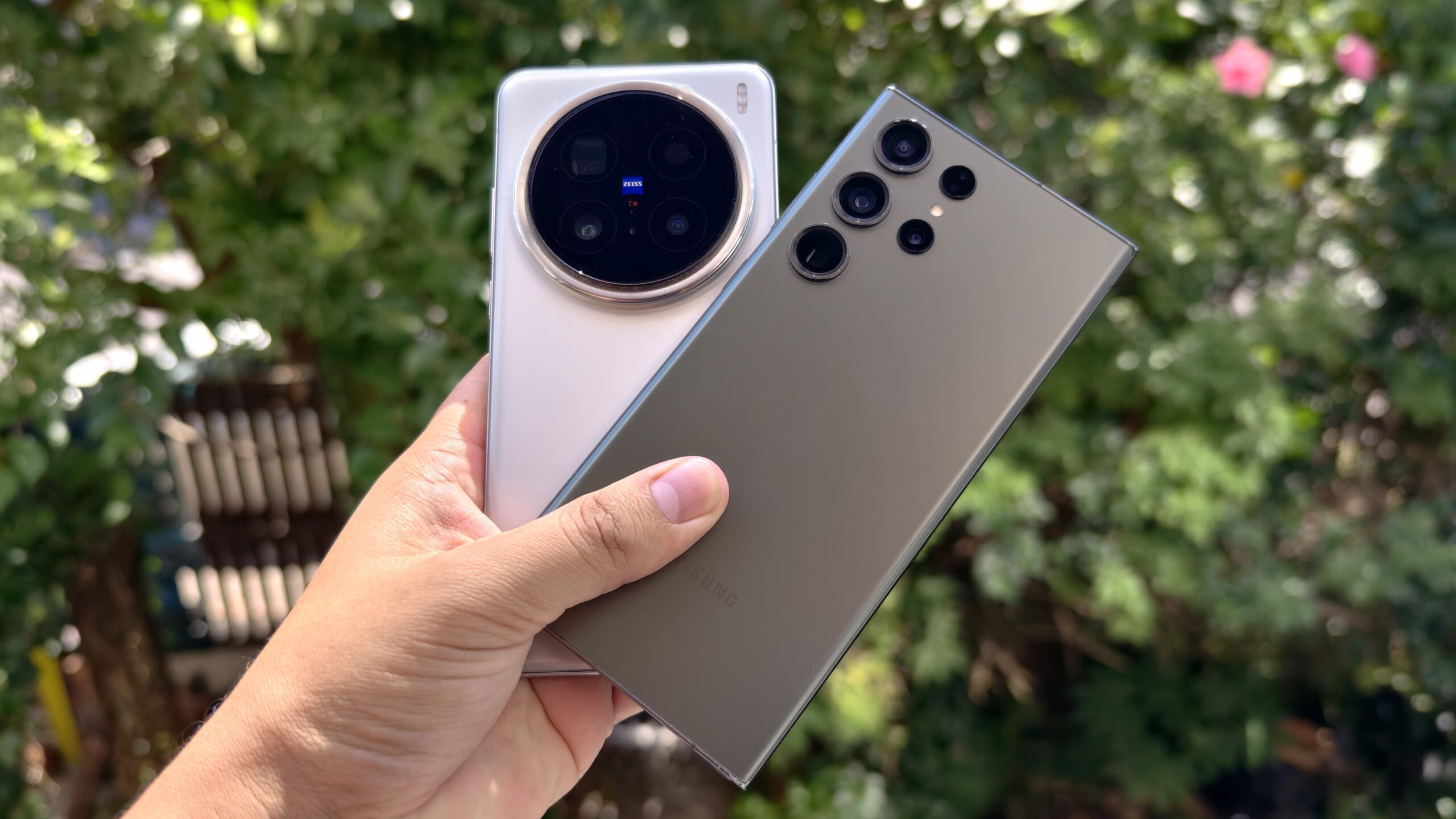 vivo x200 Pro vs Galaxy S23 Ultra in hand vivo x200 Pro vs Galaxy S23 Ultra in hand