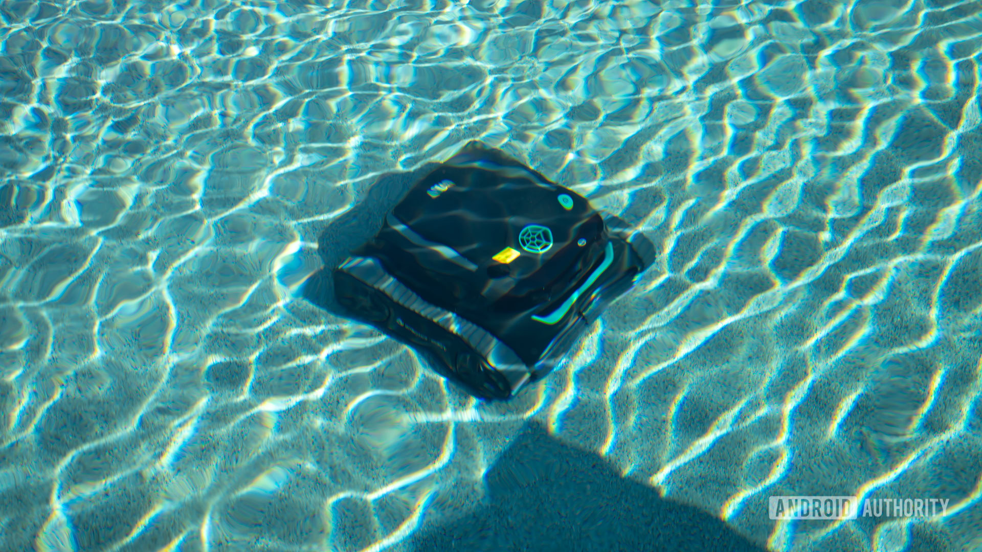 Wybot S2 Solar cleaning pool 1 Wybot S2 Solar cleaning pool 1