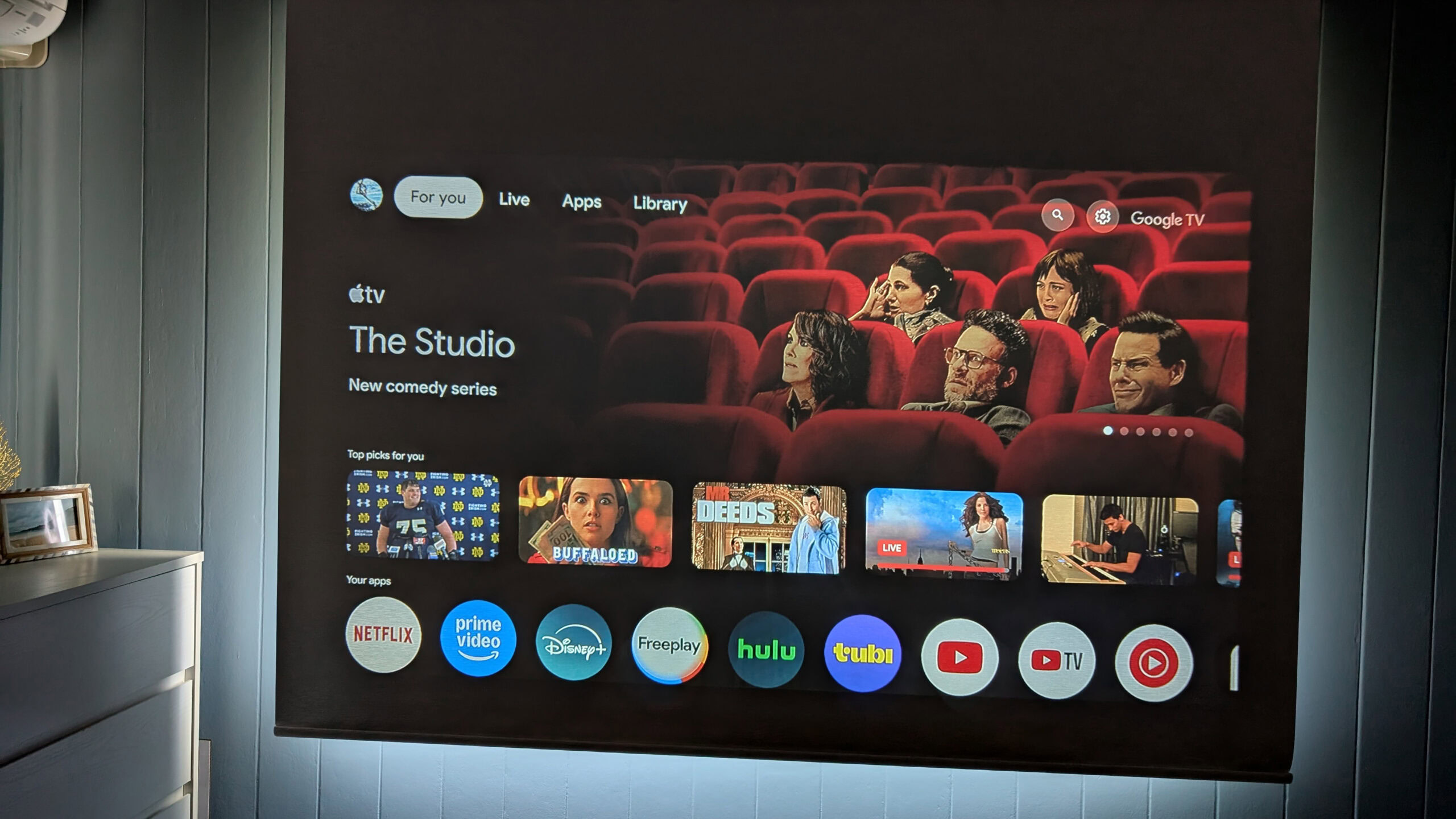 A Yaber Projector T2 Plus displays its app support.